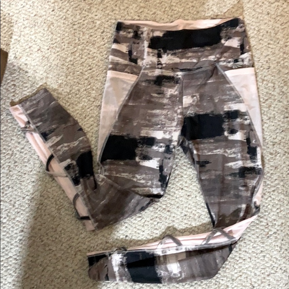 Workout leggings with mesh detail